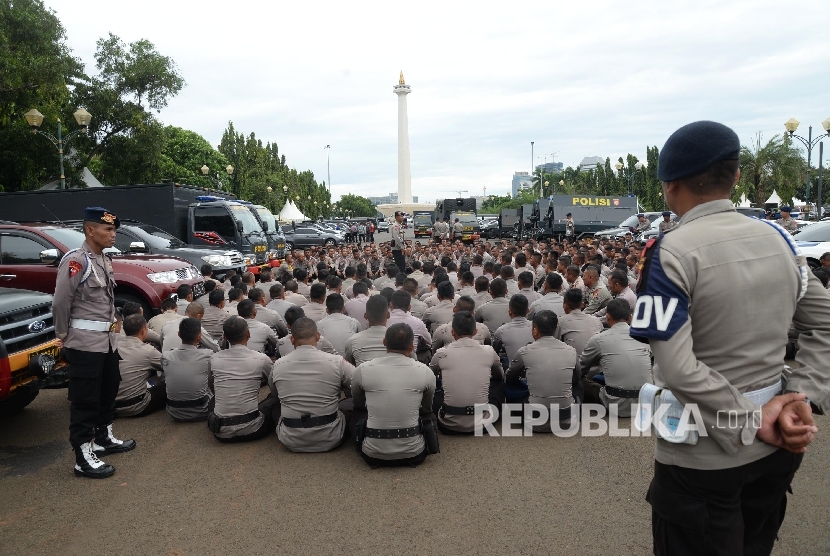 Anggota Polisi melakukan apel persiapan aksi 212 di kawasan Monas, Jakarta, Kamis (1/12). 