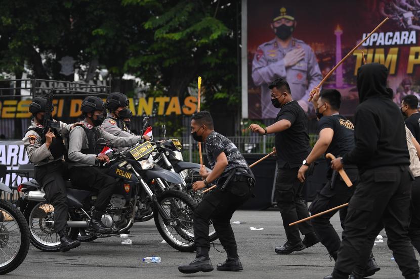 Anggota polisi melakukan simulasi pembubaran tawuran warga dalam upacara penutupan pelatihan Tim Patroli Perintis Presisi di Polda Metro Jaya, Jakarta. Polda Metro Jaya telah mencegah adanya enam aksi tawuran sepanjang bulan Ramadhan.