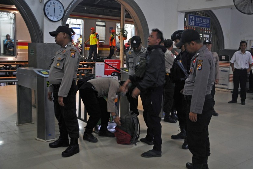 Anggota polisi memeriksa barang bawaan penumpang yang hendak ke Jakarta di Stasiun Kereta Api Rangkasbitung di Lebak, Banten, Rabu (22/5/2019) dinihari. Sebanyak 60 personil gabungan Polres Lebak dan Brimob melaksanakan operasi penyekatan massa yang akan mengikuti aksi 22 Mei di Stasiun KA Rangkasbitung.