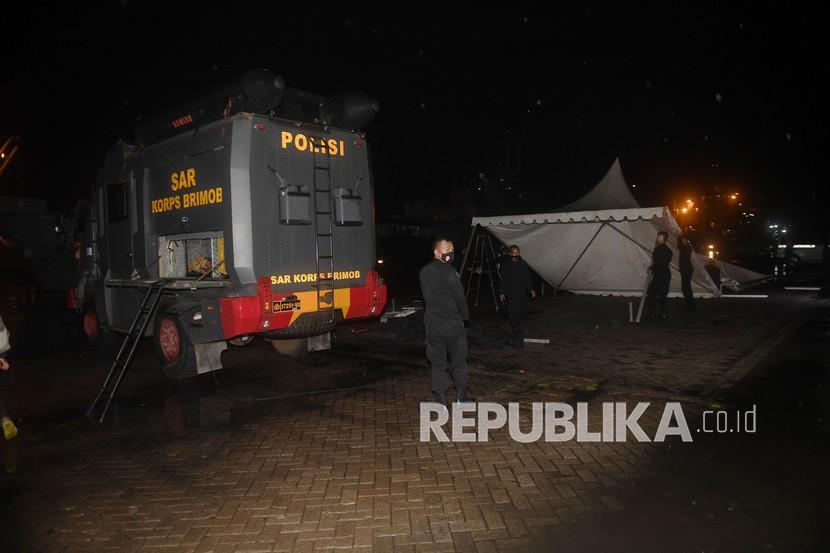 Anggota polisi mendirikan tenda posko di Dermaga Pelabuhan JICT 2, Jakarta, Sabtu (9/1/2021). Kegiatan tersebut untuk persiapan proses pencarian pesawat Sriwijaya Air SJY 182 yang hilang kontak di perairan Kepulauan Seribu. 