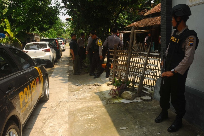 Anggota Polisi mengamankan lokasi saat akan melakukan penggeledahan rumah terduga teroris berinisial SY di Brengkungan, Cawas, Klaten, Jawa Tengah, Kamis (10/3). 