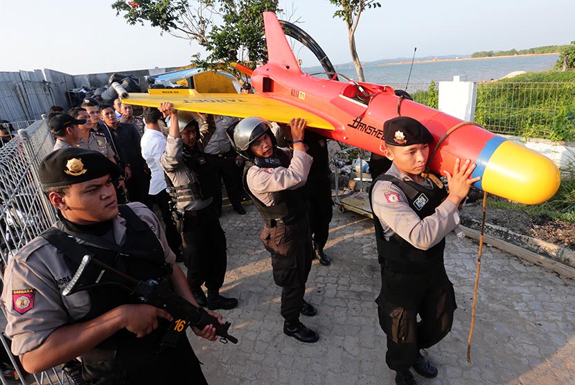  Anggota polisi mengangkat pesawat tanpa awak yang ditemukan di perairan Selat Philip, Kepulauan Riau.