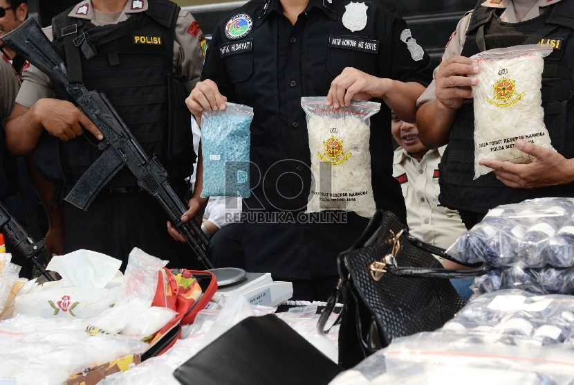  Anggota polisi menunjukkan barang bukti saat rilis pengungkapan narkotika jenis shabu dan ekstasi jaringan internasional di Polda Metro Jaya, Jakarta, Rabu (9/9).  (Republika/Yasin Habibi)