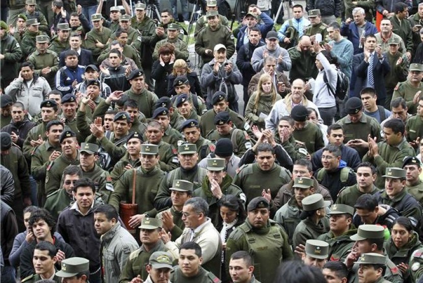 Anggota Polisi Militer dan Petugas Pantai Argentina menggelar aksi protes mendesak kenaikan gaji di Buenos Aires pada Selasa (3/10). 