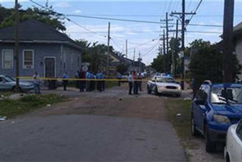 Anggota Polisi New Orleans terlihat di lokasi penembakan pada parade Hari Ibu di New Orleans, Lousiana, AS