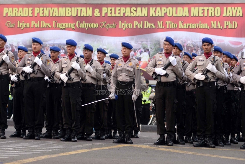 Anggota polisi Polda Metro Jaya mengikuti upacara pisah sambut di Polda Metro Jaya, Jakarta, Jumat (11/6).(Republika/Yasin Habibi)