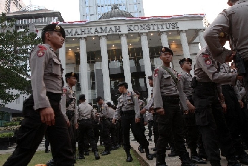 Anggota polisi Polda Metro Jaya usai melakukan apel di halaman Mahkamah Konstitusi (MK), Jakarta, Selasa (19/8). 