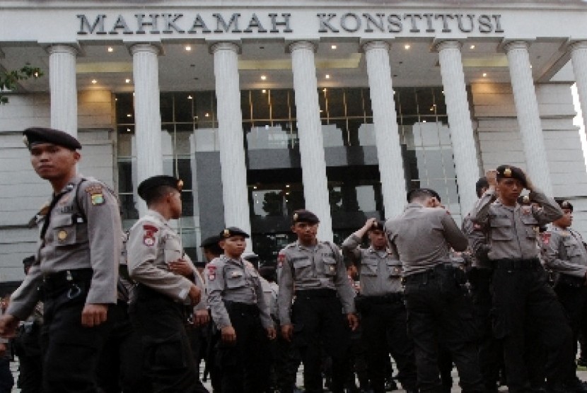 Anggota polisi Polda Metro Jaya usai melakukan apel di halaman Mahkamah Konstitusi (MK), Jakarta, Selasa (19/8). 