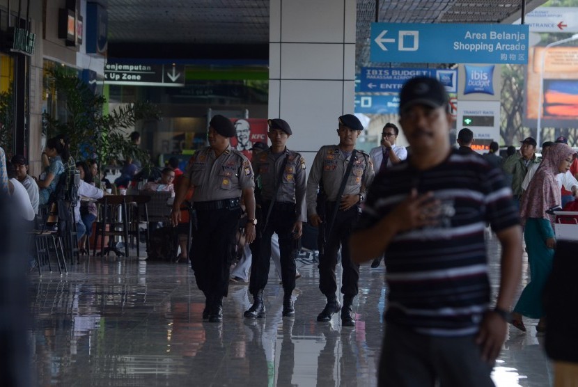 Anggota polisi Polda Sulsel melakukan penjagaan di Bandara Internasional Sultan Hasanuddin, Makassar, Sulawesi Selatan, Jumat (15/1).