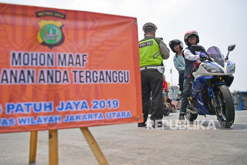 Anggota Polisi Satlantas Wilayah Jakarta Utara melakukan Operasi Patuh Jaya 2019 di Jalan Mangga Dua Raya, Jakarta Utara, Kamis (29/8/2019).