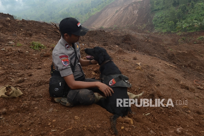 Tim Polisi Satwa Bantu Pencarian Korban Longsor Ponorogo | Republika Online