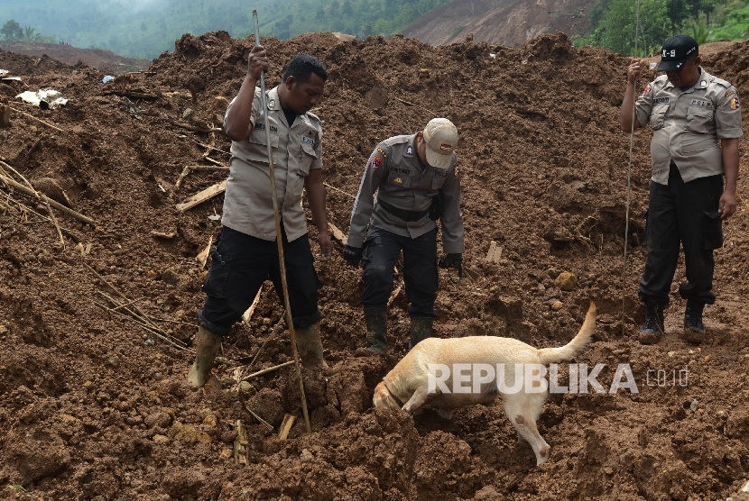 Tim Polisi Satwa Bantu Pencarian Korban Longsor Ponorogo | Republika Online