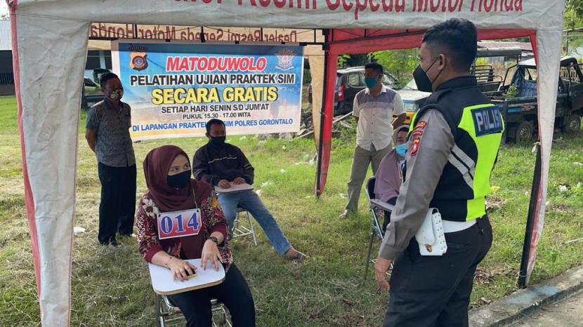 Anggota polisi tengah mengawasi dan memberikan arahan kepada peserta pelatihan ujian praktik SIM secra gratis yang diselenggarakan Direktorat Lalu Lintas Polda Gorontalo.