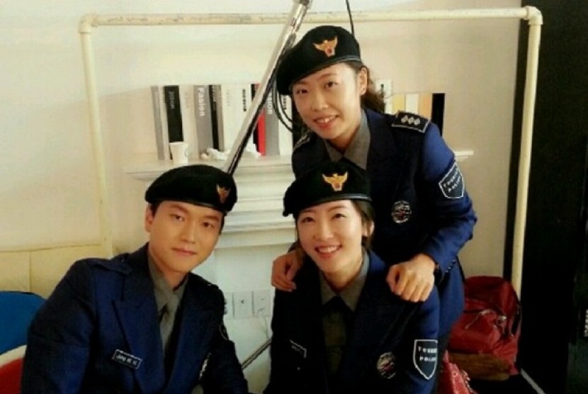 Anggota polisi turis mengenakan seragam rancangan desainer dan stylist Kim Seo-ryong, yang bertanggung jawab mendesain kostum penyanyi rap Psy.