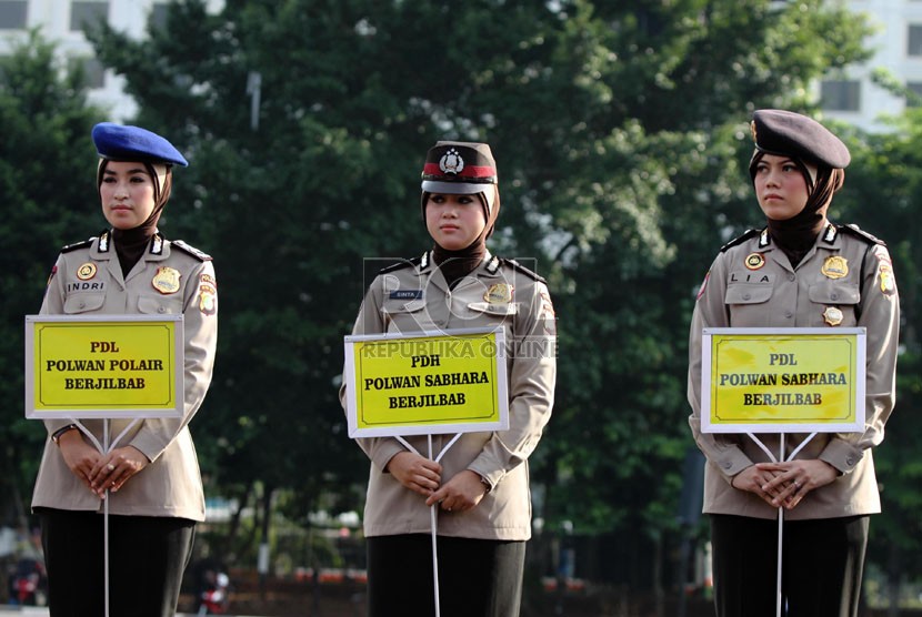   Anggota Polisi Wanita saat mengikuti peragaan pakaian dinas untuk Polwan berjilbab di Lapangan Lalu Lintas Polda Metro Jaya, Jakarta Pusat (25/11). ( Republika/Yasin Habibi)
