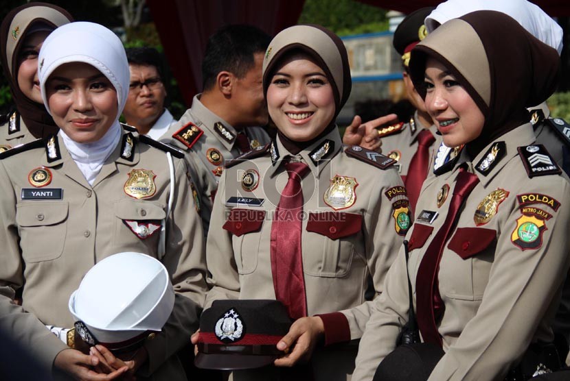 Anggota Polisi Wanita saat mengikuti peragaan pakaian dinas untuk Polwan berjilbab di Lapangan Lalu Lintas Polda Metro Jaya, Jakarta Pusat (25/11). ( Republika/Yasin Habibi)