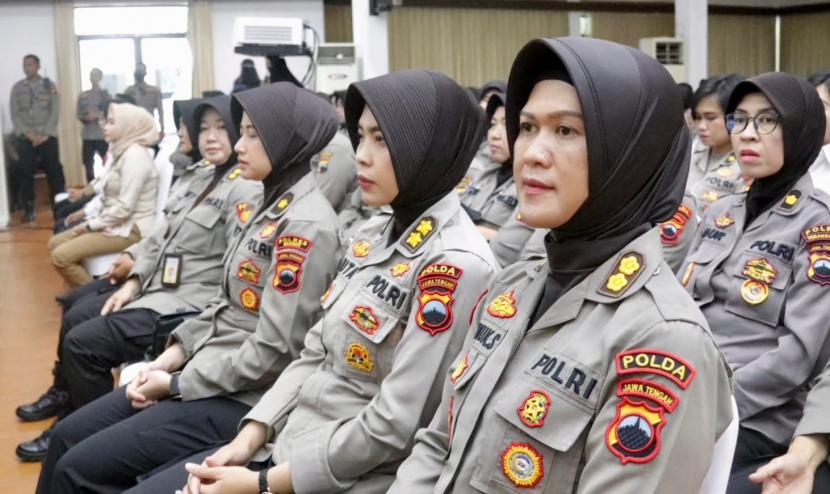 Anggota Polisi Wanita (Polwan) Polda Jawa Tengah saat mengikuti acara Pertemuan Rutin Polwan di Mapolda Jawa Tengah di Semarang, Rabu (25/1).