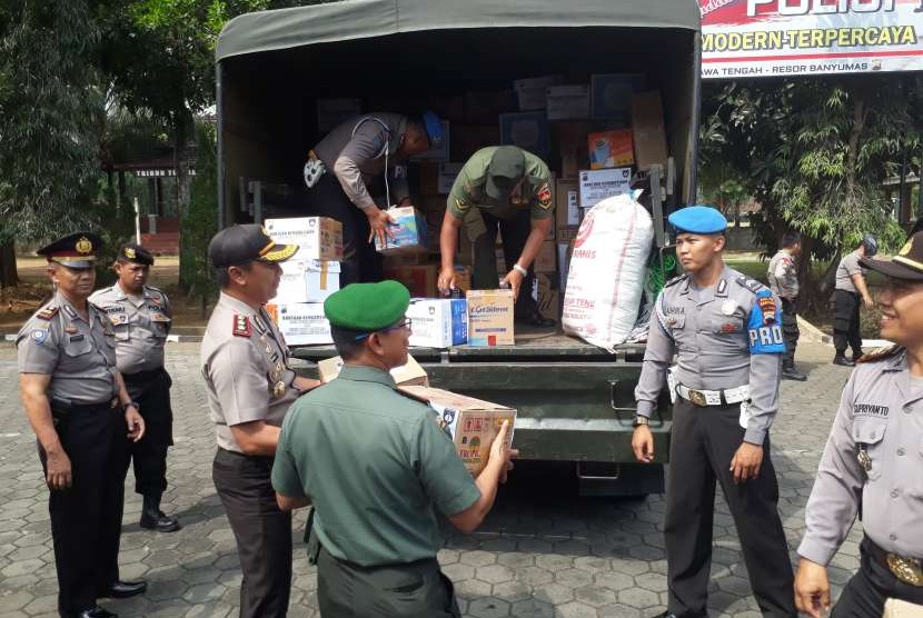 Anggota Polres dan Kodim Banyumas mengirimkan bantuan berbagai kebutuhan bagi korban gempa di Lombok NTB.