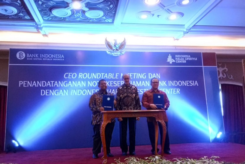 Bank Indonesia bersama Indonesia Halal Lifestyle Center menyepakati lima kerja sama untuk penguatan industri halal di Indonesia. Penandatangan kerja sama dilakukan di Gedung Kebon Sirih, Komples Bank Indonesia,  Jakarta, Jumat (28/7). 