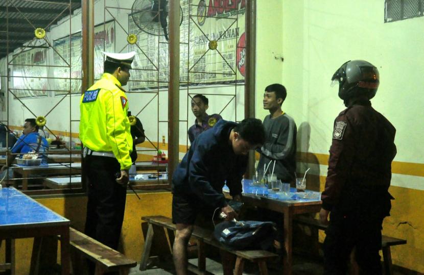 Polisi bubarkan sekumpukan anak muda yang kedapatan masih berkumpul dan nongkrong di warung pada malam hari (ilustrasi).