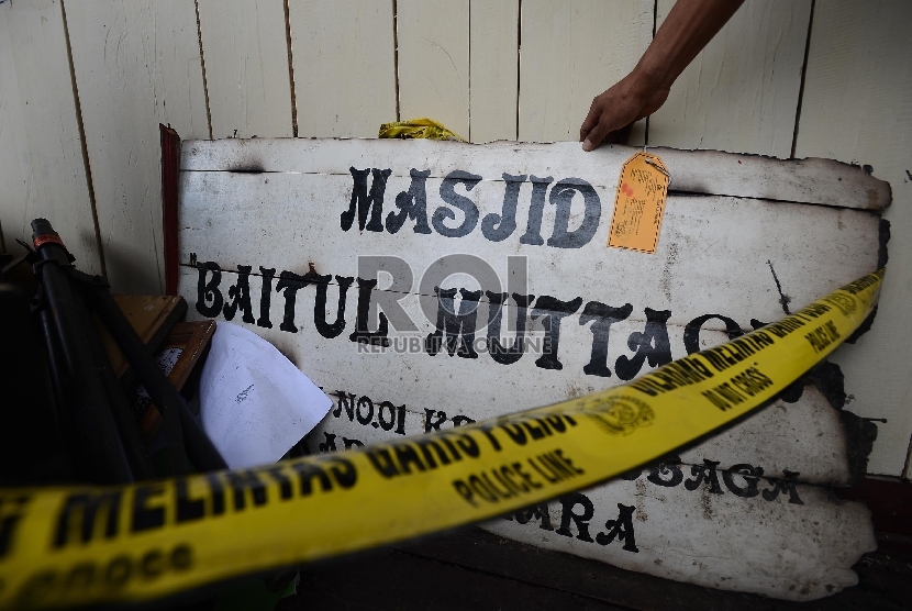  Anggota Polres Tolikara memeriksa barang bukti perlengkapan masjid yang terlah terbakar di Polres Tolikara, Papua, Sabtu (25/7).   (Republika/Raisan Al Farisi)