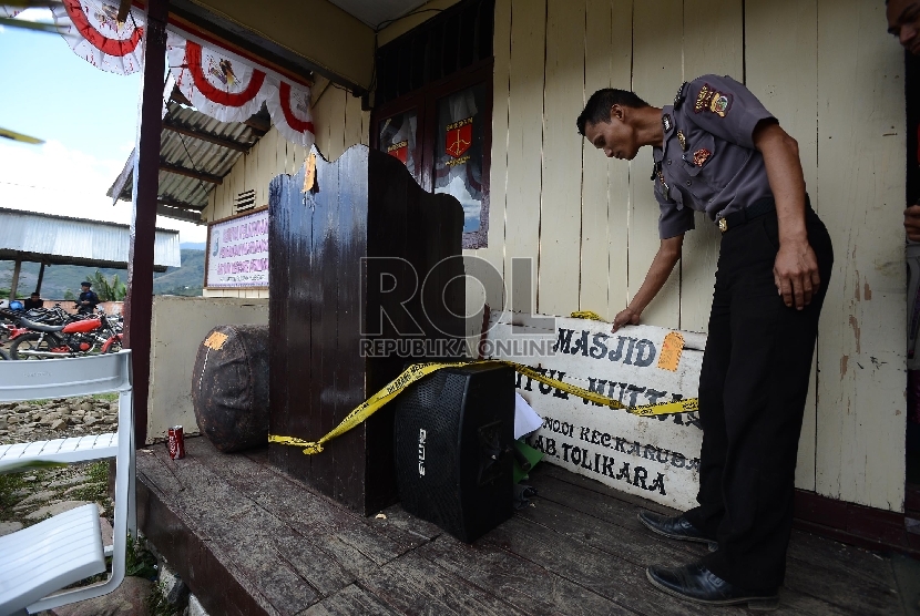  Anggota Polres Tolikara memeriksa barang bukti perlengkapan masjid yang terlah terbakar di Polres Tolikara, Papua, Sabtu (25/7).   (Republika/Raisan Al Farisi)