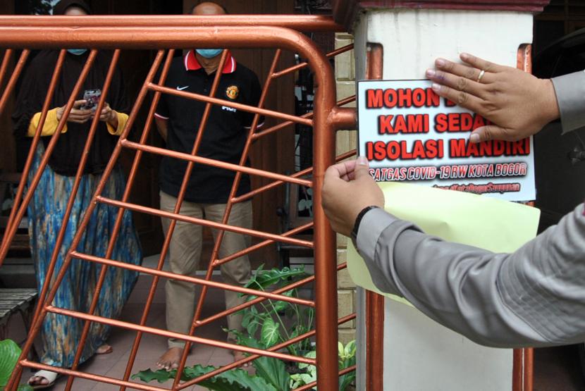 Anggota Polresta Bogor Kota menempel stiker di rumah warga yang sedang menjalani isolasi mandiri di rumah (ilustrasi)