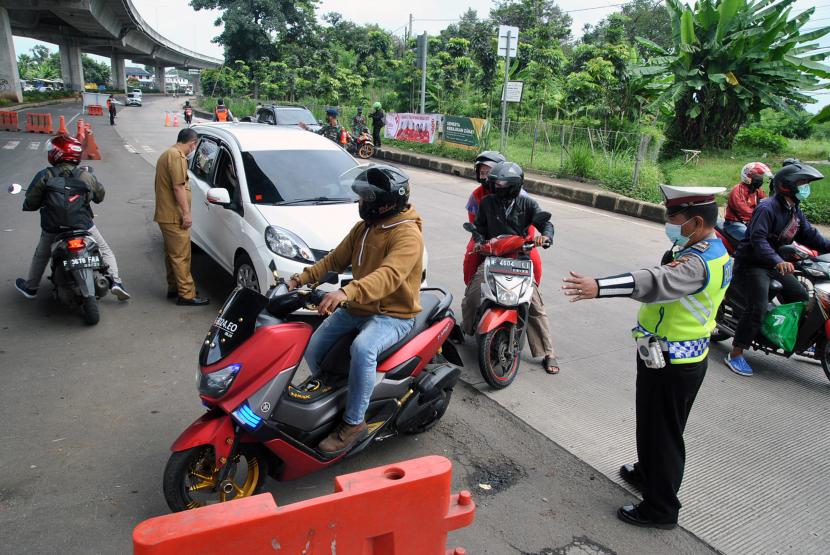 Anggota Polresta Bogor Kota mengarahkan kendaraan bermotor untuk berputar balik saat pemberlakuan aturan ganjil-genap di Pos Sekat Simpang Yasmin, Kota Bogor, Jawa Barat (ilustrasi)