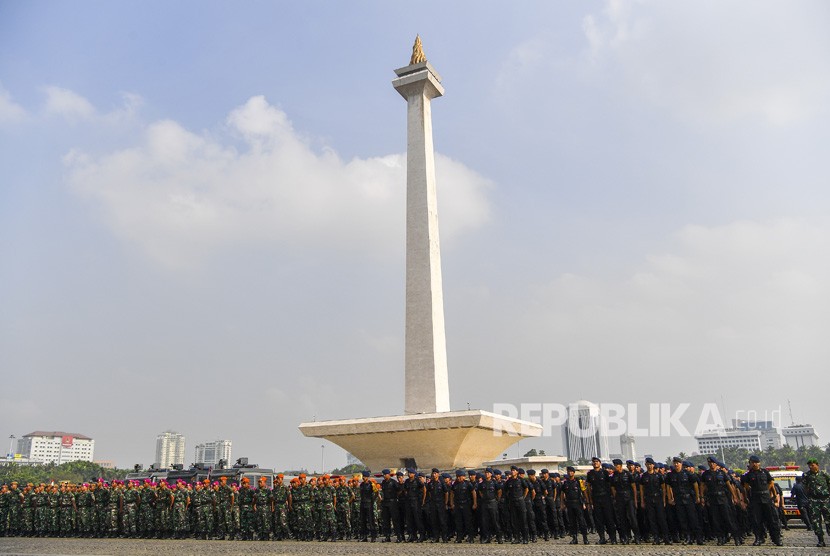Anggota Polri dan TNI mengikuti Apel Gelar Pasukan Pengamanan Pelantikan Presiden Dan Wakil Presiden periode 2019-2024 di Lapangan Silang Monas, Jakarta, Kamis (17/10/2019).