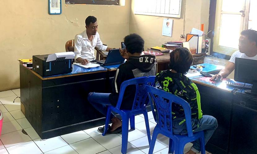  Anggota Polsek Ambarawa meminta keterangan para remaja terkait beredarnya rekaman video sejumlah remaja yang mencekoki anak kucing dengan tuak, di Mapolsek Ambarawa, Senin (16/1).