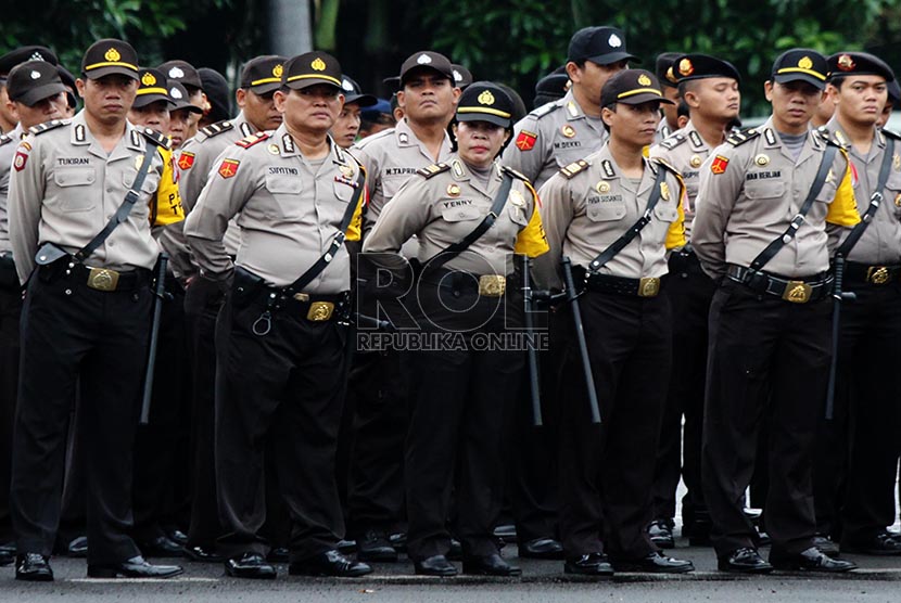 Anggota polwan berbaris di antara anggota polisi lainnya saat apel gelar pasukan.