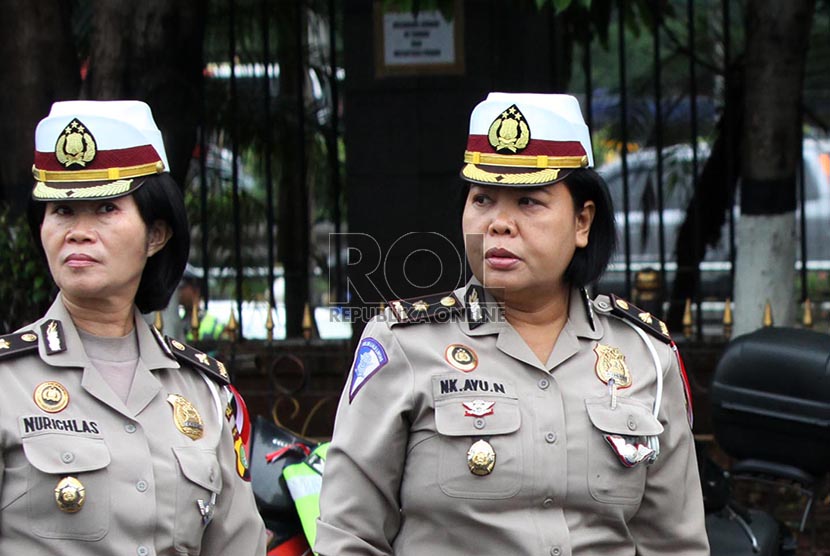 Anggota polwan berbaris diantara anggota polisi lainnya saat apel gelar pasukan di Polda Metro Jaya