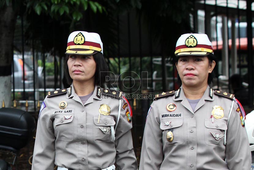 Anggota polwan berbaris diantara anggota polisi lainnya saat apel gelar pasukan di Polda Metro Jaya
