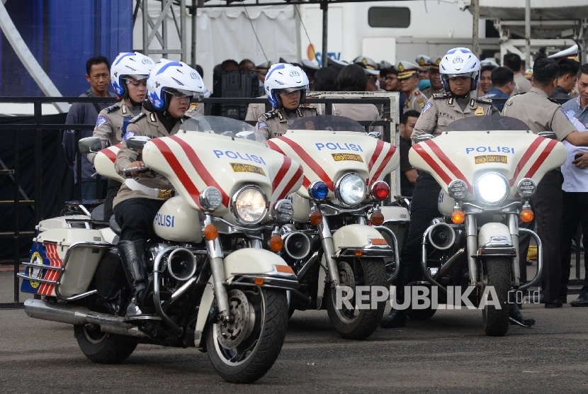 Anggota polisi menaiki motor gede (moge) saat acara ulang tahun Korps Lalu Lintas (Korlantas).