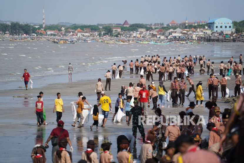 Anggota Pramuka Kwarda Jatim melakukan bersih-bersih pantai di Tuban.