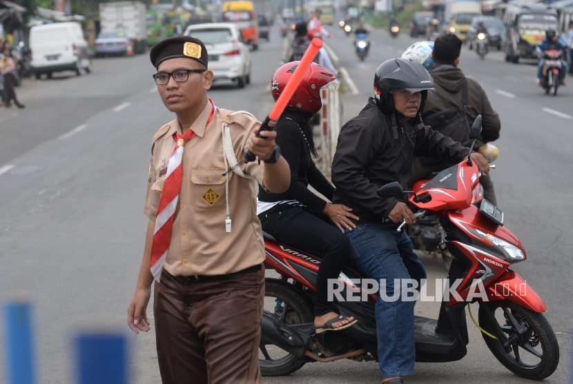 Anggota pramuka mengatur lalu lintas di Pasar Sukamandi jalur pantura, Jabar, Kamis (22/6).