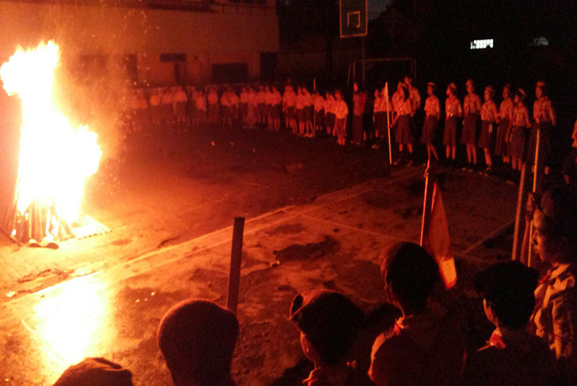 Anggota Pramuka menggelar api unggun (ilustrasi)
