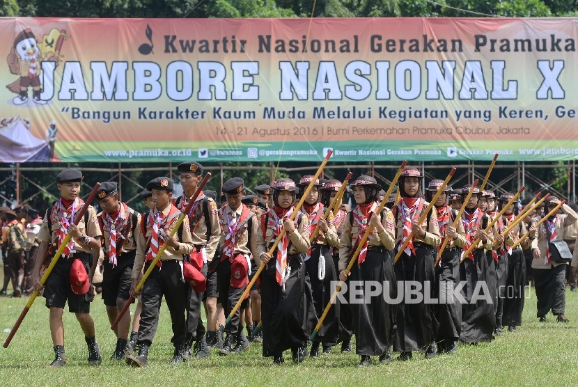 Anggota pramuka mengikuti Jambore Nasional (Jamnas) X di Bumi Perkemahaan Cibubur, Jakarta Timur, Ahad (14/8).  (Republika/Yasin Habibi)