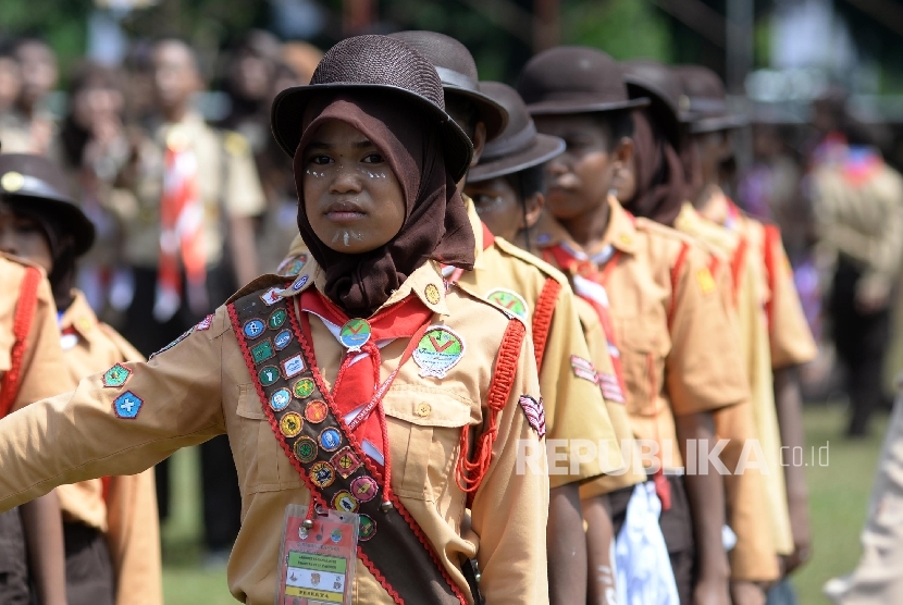 Anggota pramuka mengikuti Jambore Nasional (Jamnas) X di Bumi Perkemahaan Cibubur, Jakarta Timur, Ahad (14/8).  (Republika/Yasin Habibi)