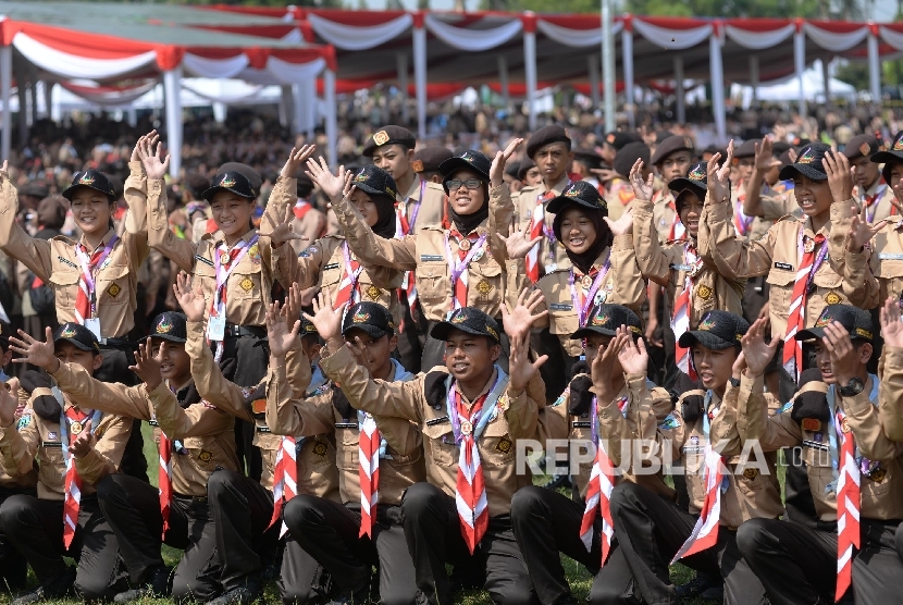 Anggota pramuka mengikuti Jambore Nasional (Jamnas) X di Bumi Perkemahaan Cibubur, Jakarta Timur, Ahad (14/8).  (Republika/Yasin Habibi)