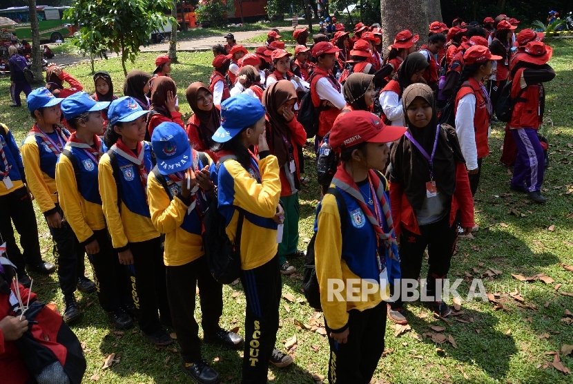 Anggota pramuka mengikuti kegiatan Jambore Nasional (Jamnas) X di Bumi Perkemahan Cibubur, Jakarta Timur, Jumat (19/8). (Republika/Yasin Habibi)