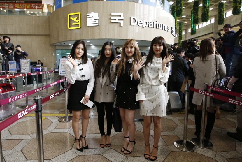 Anggota Red Velvet berpose di Bandara Incheon, Korsel, Sabtu (31/3), sebelum berangkat ke Korea Utara untuk konser.