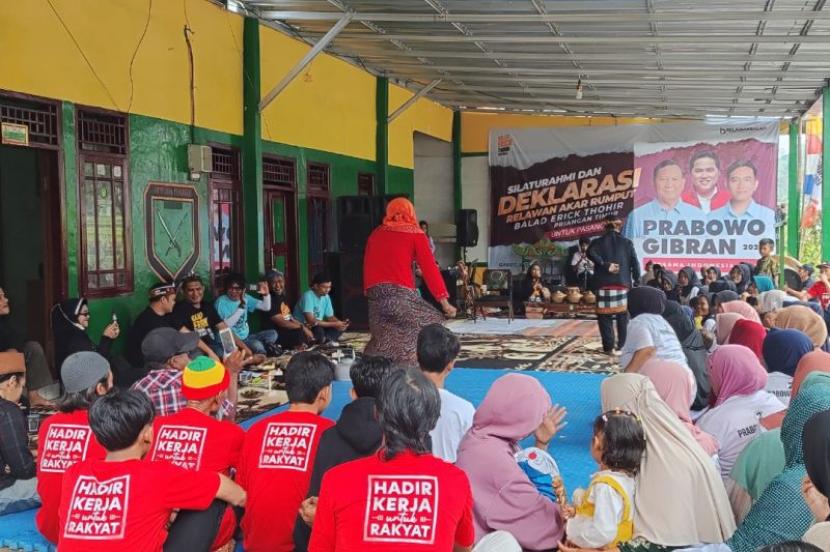 Anggota relawan Balad Erick Thohir di Kabupaten Garut, Jawa Barat, Sabtu (30/12/2023), mendeklarasikan diri mendukung pasangan Prabowo Subianto-Gibran Rakabuming Raka.