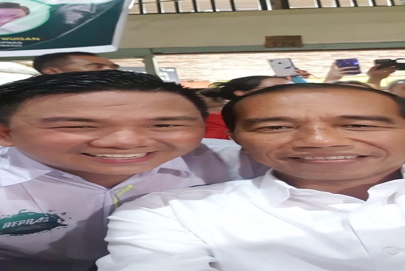 Anggota Repnas Sulawesi Utara Jackson Kumaat melakukan swafoto dengan Calon Presiden pejawat nomor urut 01 Joko Widodo