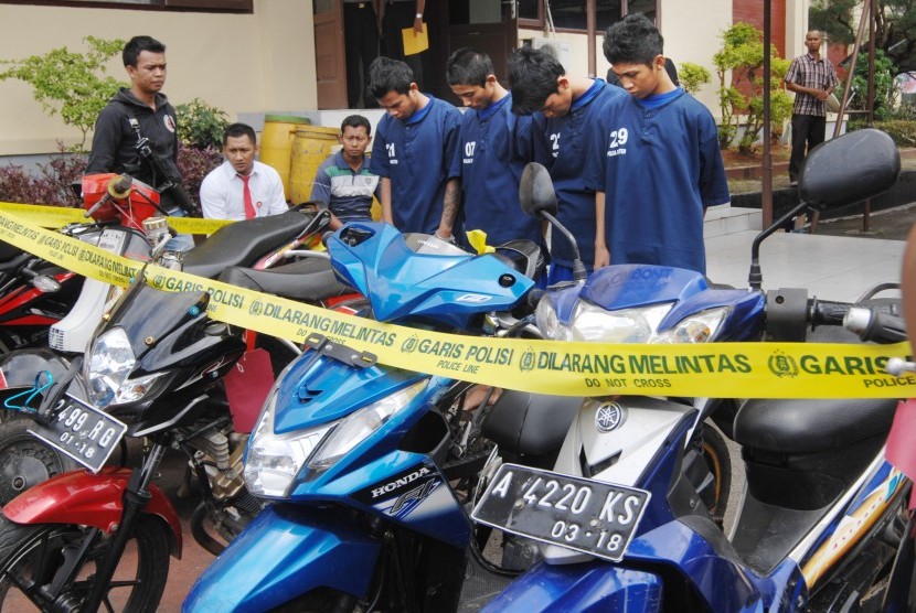 Anggota Reskrim Polda Banten memeriksa begal motor pelaku pencurian dan kekerasan (curas), di Mapolda Banten, Kamis (12/3). 