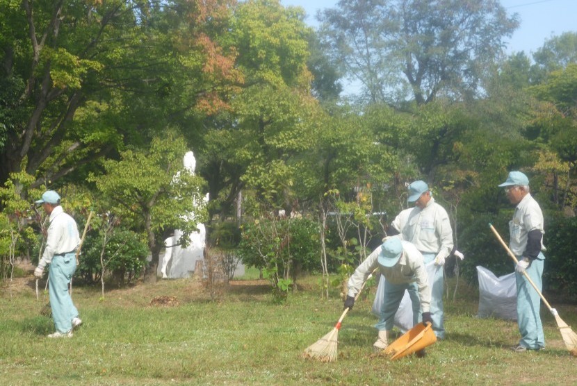 Anggota 'Sakai Silver Center' bekerja membersihkan Taman Daisen, Sakai, Jepang, Jumat (10/10).