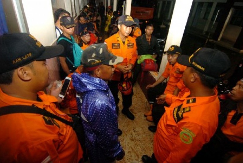 Anggota SAR yang melakukan pencarian korban longsor di Desa Pasir Panjang, Salem, Brebes, Jawa Tengah. 