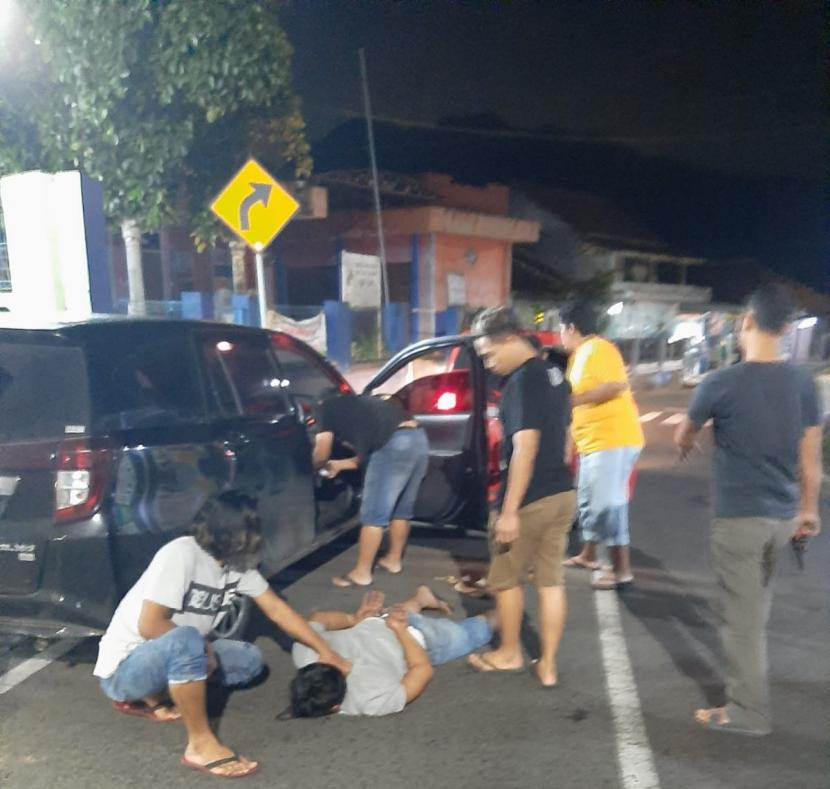 Anggota Sat Narkoba Polres Sumedang menangkap seorang tersangka pengedar narkotia jenis sabu di Jl Raya Sumedang-Subang.