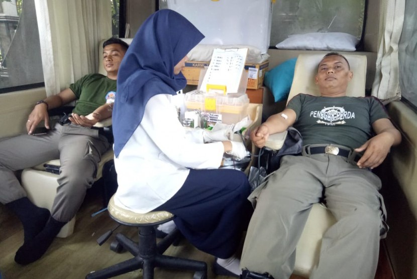 Anggota Sat Pol PP Kabupaten Purwakarta, saat melakukan donor darah, Rabu (30/4).