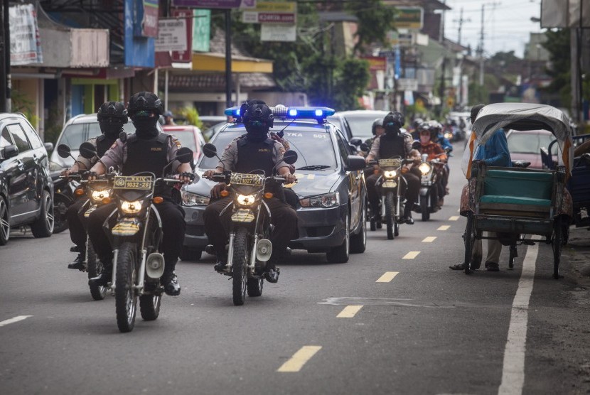 Anggota Sat Sabhara Polresta Yogyakarta melakukan patroli di Yogyakarta. 